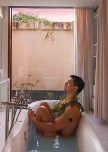 Gay Chiang Mai Hotel: Man relaxes in a tub at Sala Lanna Chiang Mai. Best gay hotels in Chiang Mai offer luxury and relaxation.