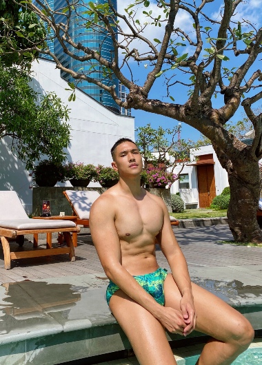 Fit gay man at Grand Hyatt Erawan Bangkok pool. Luxury hotel near Silom gay bars. Best gay hotels in Bangkok for gay travel.