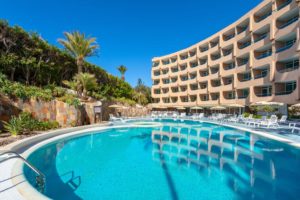 MUR Aparthotel Buenos Aires, Gran Canaria. Gay-friendly hotel with pool, sun loungers, and palm trees. Ideal for gay travel.