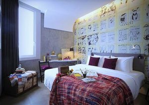 ARTOTEL Thamrin Jakarta gay-friendly hotel room. Modern design, bed with art, desk, and trunk. Great for gay men travelers.