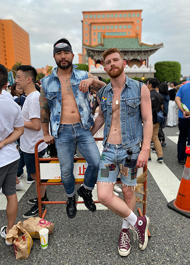 Cute-Gay-Couple-buttonandsnap-Attending-Parade-Taipei-Gay-Pride