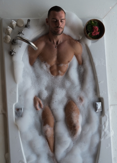 Garrya Tongsai Bay Samui: Muscular man relaxes in a bubble bath at this gay-friendly beachfront hotel in Koh Samui. Wellness and relaxation.