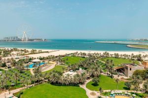 Le Royal Méridien Beach Resort & Spa view. A gay-friendly hotel with beach, pool, and Ain Dubai Ferris wheel. Perfect for gay travel.