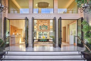 Oceana Santa Monica, LXR Hotels & Resorts entrance. Gay-friendly hotel with luxurious design. Ideal for gay travel and relaxation.