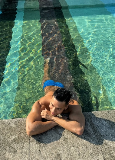 Gay traveler relaxing at DoubleTree by Hilton Hotel Sukhumvit Bangkok pool. Most-booked gay-friendly hotel in Bangkok.