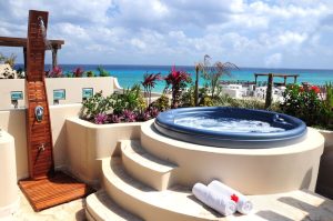 El Taj Oceanfront Condo Hotel's rooftop jacuzzi & shower. Gay-friendly beachside hotel with ocean views. Ideal for gay travel.