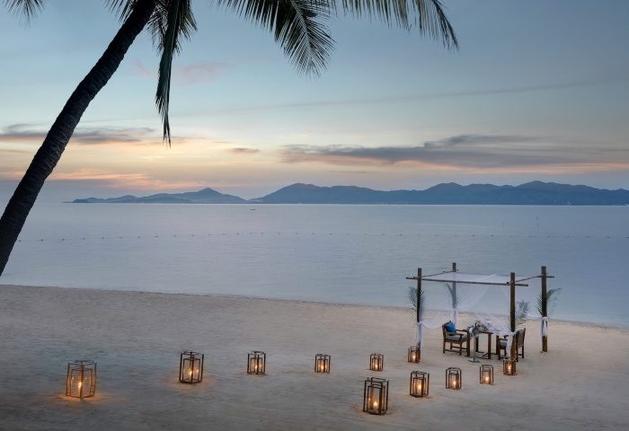 Santiburi Koh Samui private dinner on Maenam beach. Romantic beachfront dining setup with lanterns at dusk. Gay travel advice.
