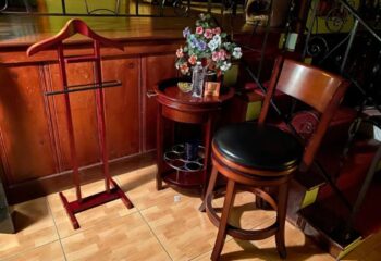 MuscleTech Bodywork Massage by Felix LMT: Interior with valet stand, table, flowers, and chair. Relaxing ambiance for gay men travel advice. 5-16.jpg