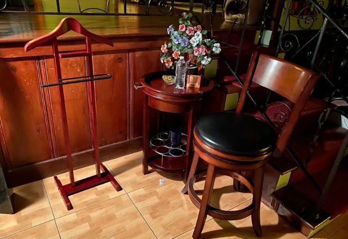 MuscleTech Bodywork Massage by Felix LMT: Interior with valet stand, table, flowers, and chair. Relaxing ambiance for gay men travel advice. 5-16.jpg