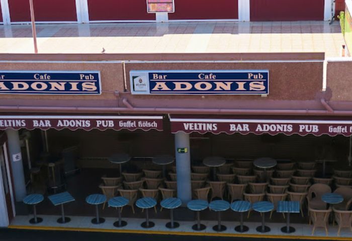 Adonis Bar, a gay bar in Gran Canaria. Cafe and pub with outdoor seating. A popular spot for gay men traveling in Gran Canaria.