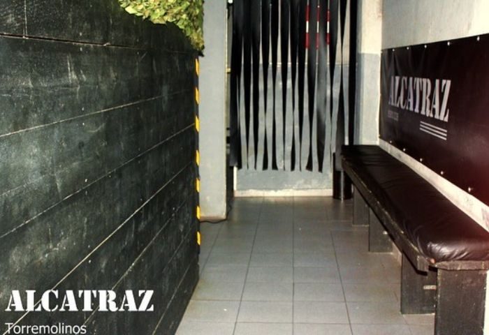 Alcatraz Men's Club in Torremolinos. Interior shot of the gay cruise club, showing a bench and decorative elements. Gay travel advice.