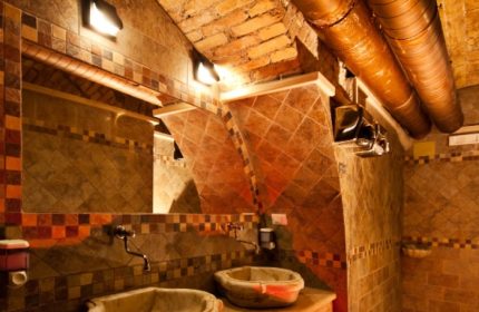 Apollion Sauna Rome interior. Tiled walls, sinks, mirror, and brick ceiling. Gay sauna travel advice, Apollion is a popular destination.
