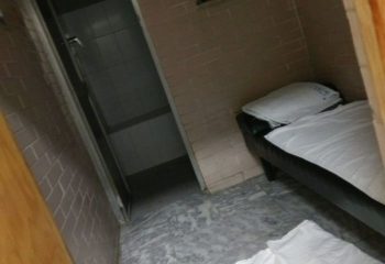 Banos Finisterre gay sauna in Mexico: Interior view of a room with a bed and a shower. Gay travel advice in Mexico.