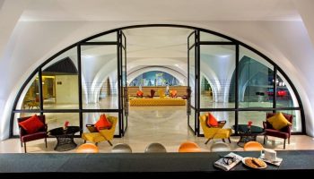 DoubleTree by Hilton Hotel Sukhumvit Bangkok lobby. Best foodie gay hotels. Modern design with seating areas. Gay travel advice.