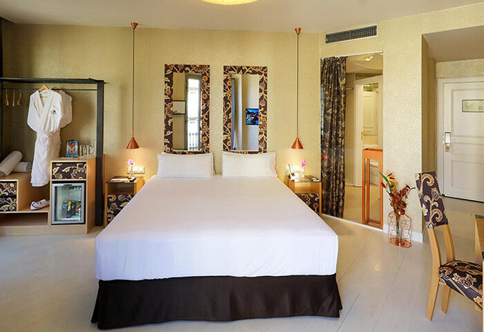 Axel Hotel Barcelona room. Gay adults only urban spa hotel. Best gay honeymoon hotel ideas in Barcelona. Modern design, luxury.