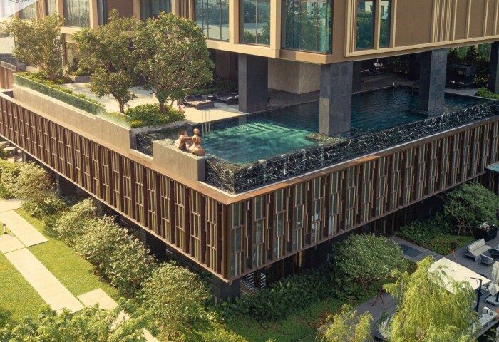 Kimpton Maa-Lai Bangkok rooftop pool. Best gay hotels Bangkok Silom. Luxurious hotel with infinity pool, trees and modern design. Gay travel.
