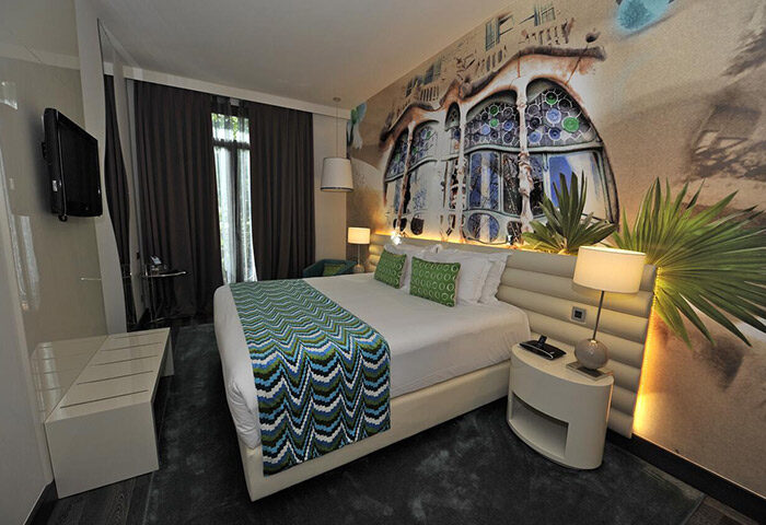 Hotel Indigo Barcelona Plaza Catalunya room. Gay hotel in Barcelona city center, Casa Batlló mural, modern design. Best gay hotels list.