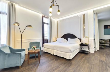 Best-Honeymoon-Gay-Hotel-Madrid-Gayborhood-Chueca-H10-Villa-de-la-Reina-Boutique-Hotel