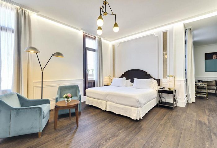 H10 Villa de la Reina Boutique Hotel room in Madrid's gayborhood, Chueca. Best honeymoon hotel for gay couples. Modern design, comfy bed.