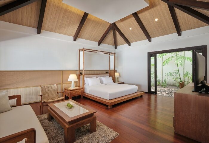 Garrya Tongsai Bay Samui gay hotel: luxurious room with a king-size bed, wooden floors, and a private garden view. Best wellness hotel.