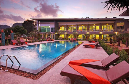 Gypsy Sea View Resort pool at sunset, Koh Phi Phi. Best and cheap gay-friendly hotels in Thailand. Perfect for gay travelers' vacation.