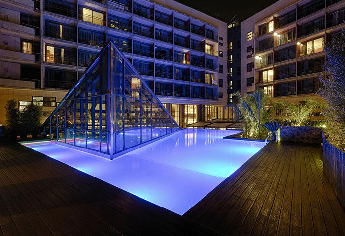 Sofitel Barcelona Skipper Hotel pool at night. Luxury gay hotel in Barcelona with best and cheap price. Gay travel advice.