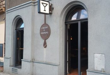 Boudoir gay bar in U Stranu, Prague. Entrance with cocktail glass sign. Gay travel advice for men in Prague's gay scene.