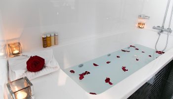 Cheap-Price-Gay-Hotel-Paris-with-bathtub-L'Empire-Paris-Hotel