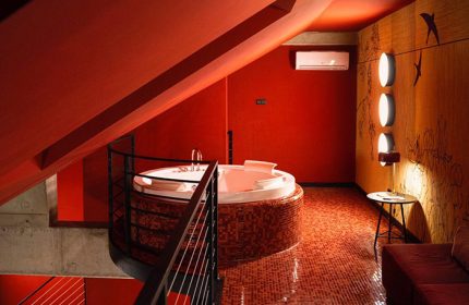 Stories Hotel Budapest trendy room. Jacuzzi & sauna in cheap hotel. Red themed room, ideal for gay travel. Budapest hotel room.