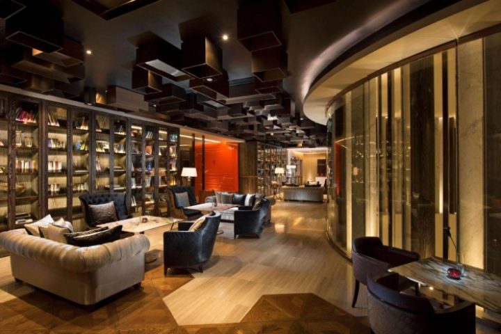 Lobby lounge at Hilton Sukhumvit Bangkok, a cheap upscale gay hotel in BKK. Interior view with bookshelves, sofas, and modern design elements.