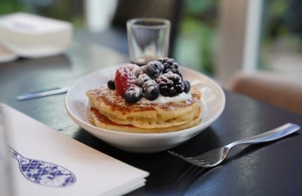 Andaz Amsterdam Prinsengracht Hotel cafe: Pancakes with berries and powdered sugar. Cheap and trendy gay hotel breakfast in Amsterdam.