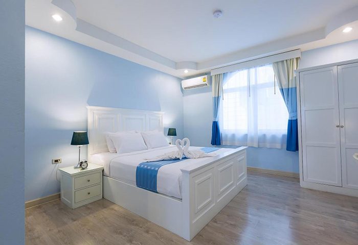 Zing Resort & Spa, Pattaya: Stylish room at this gay-friendly hotel near Dongtan Beach. White swan towels on the bed. Modern, comfortable design.