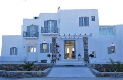 Hermes Mykonos Hotel: White facade of a gay-friendly party hotel near Jackie O' bar. Excellent location for gay travelers in Mykonos.