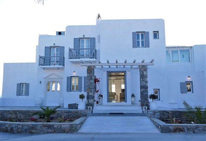 Hermes Mykonos Hotel: White facade of a gay-friendly party hotel near Jackie O' bar. Excellent location for gay travelers in Mykonos.