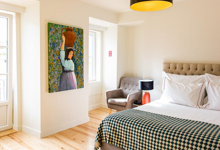 Monte Belvedere Hotel by Shiadu room. Find hotel room for 4 people near Lisbon, best gay sauna. Room interior with bed and painting.