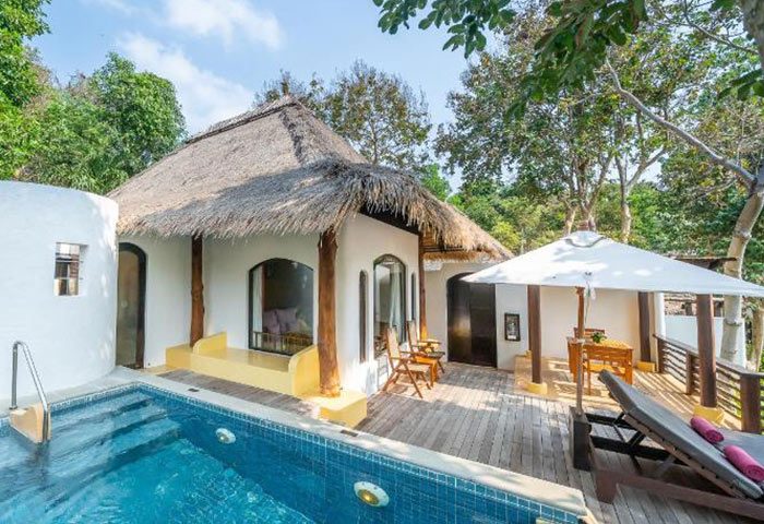 Paradee Resort Koh Samet pool villa. Gay beachfront hotel with a thatched roof, private pool, and deck. Luxury travel for gay men.