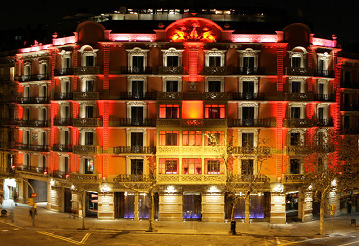 Facade of Hotel Cram Barcelona in Eixample district at night. Upscale gay-friendly hotel in Barcelona with cheap price. Find your gay travel advice.
