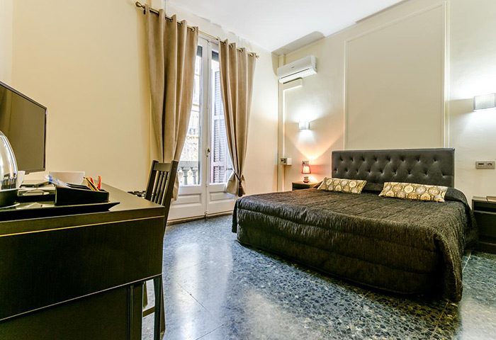 Hotel Victoria Palace, Barcelona room. Last minute deals for gay travelers in city center. Comfortable bed, desk, balcony.