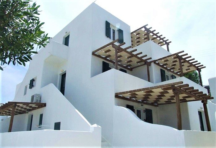 Sahas Suites: Gay hotel near Mykonos Town. Self-catering apartment for six people features white Cycladic architecture and shaded balconies.