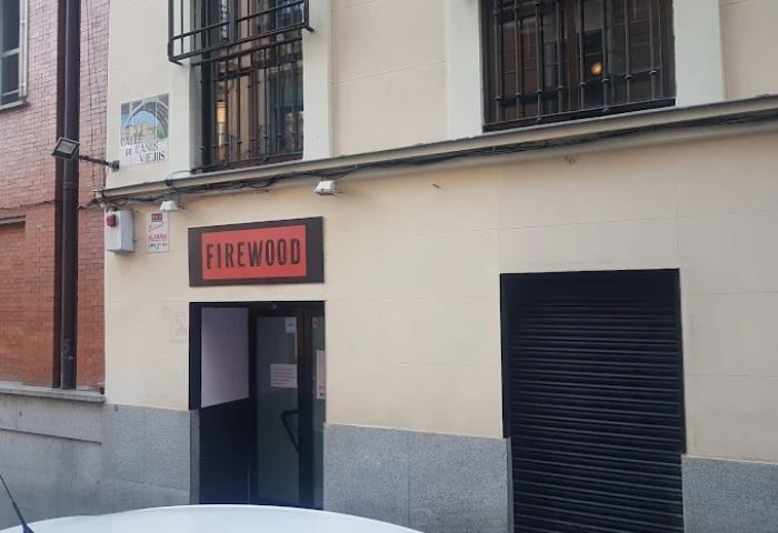 Firewood Gay Cruise Club in Madrid. Entrance to the gay sauna. Travel advice for gay men in Madrid.