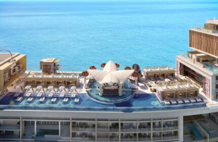 Atlantis The Royal gay-friendly hotel rooftop pool with ocean view. Luxury travel destination for gay men. Stylish bar & lounge areas.