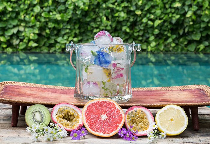 137 Pillars House Chiang Mai: Refreshments by the pool. Ice bucket with flowers & fresh fruit. Gay-friendly hotel for discerning travelers.