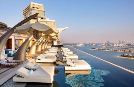 Atlantis The Royal gay-friendly hotel infinity pool view. Luxury travel for gay men. Dubai hotel with sunbeds and ocean view.