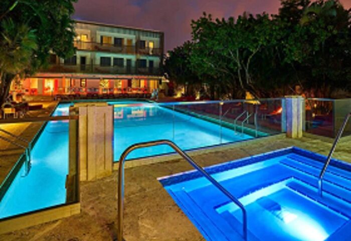 Axel Beach Miami gay-friendly hotel pool and jacuzzi at night. Relaxing vacation spot for gay men. Travel advice for LGBTQ+ travelers.
