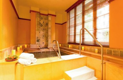 Royal Hawaiian, a Luxury Collection Resort, Waikiki gay-friendly hotel spa. Relaxing hot tub with towels and candles. Perfect for gay men's travel.