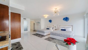 Strand Ocean Drive Suites: Gay-friendly hotel room with two beds, white decor, and modern design. Ideal for gay men's travel in Miami Beach.