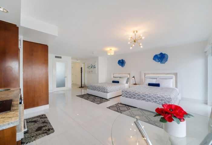 Strand Ocean Drive Suites: Gay-friendly hotel room with two beds, white decor, and modern design. Ideal for gay men's travel in Miami Beach.