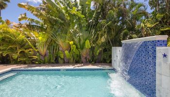 Wicker Guesthouse's pool and waterfall. Gay-friendly hotel with tropical plants. A relaxing vacation spot for gay men. Travel advice.