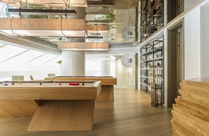 Le Royal Méridien Beach Resort & Spa gay-friendly hotel: Billiard tables in a stylish lounge area with reflective ceiling and wooden floor.