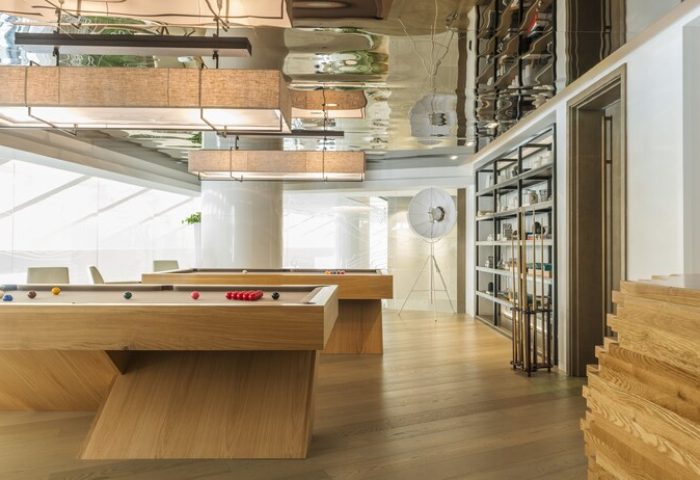 Le Royal Méridien Beach Resort & Spa gay-friendly hotel: Billiard tables in a stylish lounge area with reflective ceiling and wooden floor.